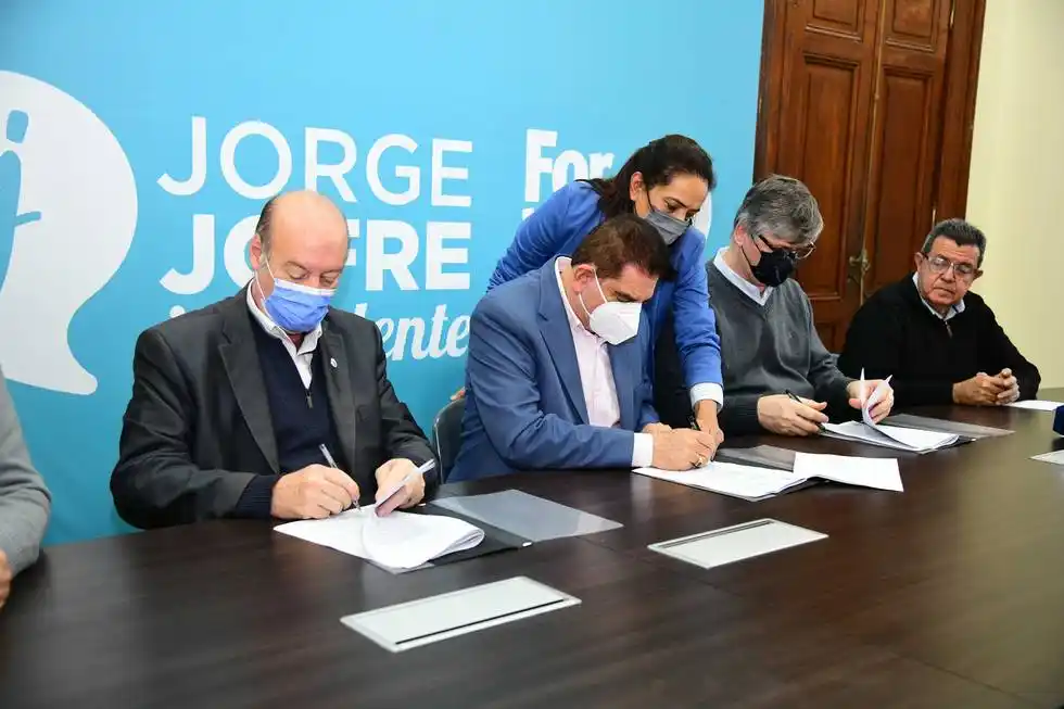 El Municipio firmó un convenio para cursos
de formación sobre Derechos Humanos