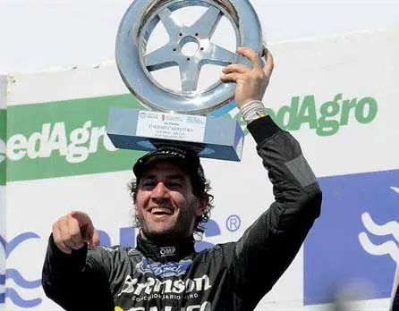 Moriatis le dio su trofeo al padre de Giallombardo