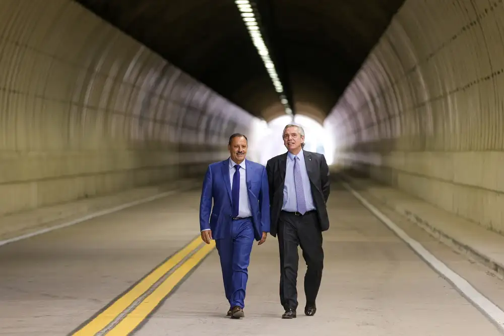 El gobernador Ricardo Quintela y el presidente, durante la recorrida.