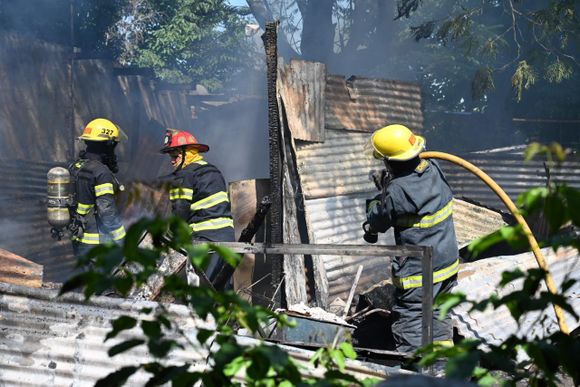Incendio en Saavedra al fondo: pérdidas totales en precaria vivienda y una mujer hospitalizada