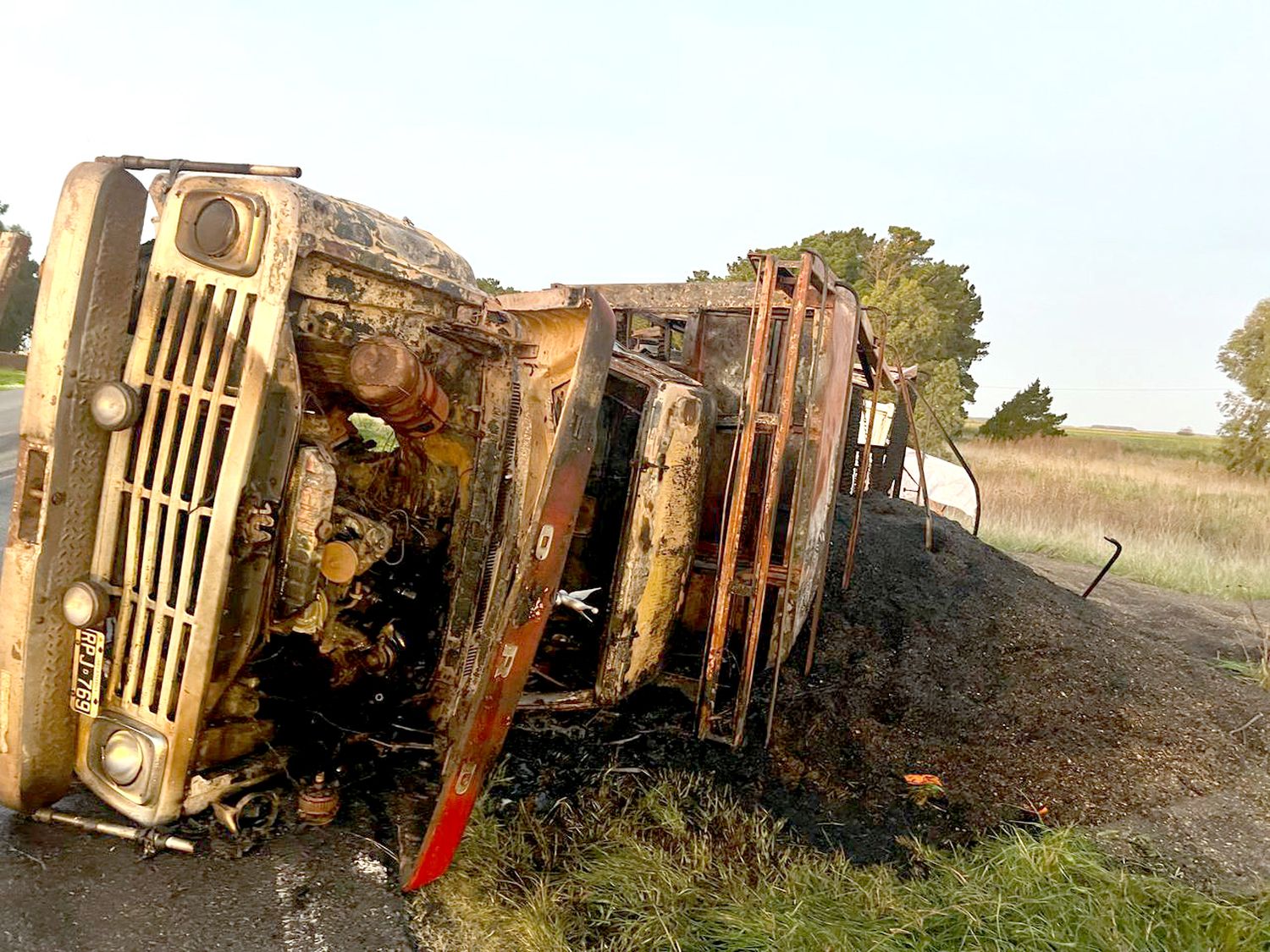 Destrucción. Del vehículo pesado producto del siniestro acontecido ayer a la tarde en plena ruta