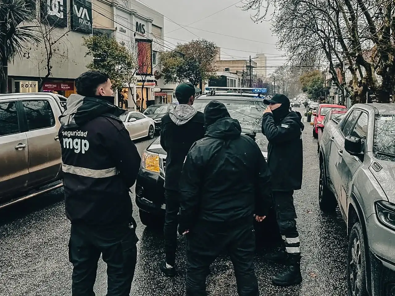 Ante la falta de colaboración y para resguardar la integridad de los presentes, las fuerzas de seguridad concretaron su traslado a la Comisaría Novena.
