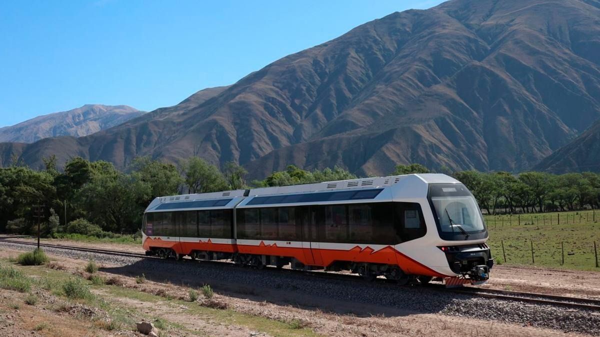 Tiene una capacidad para 72 pasajeros y recorre 42 kilómetros