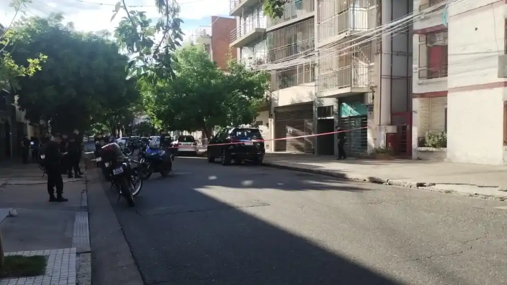 Doble ataque contra un local del macrocentro: primero una bomba molotov y después una balacera, obligan a su dueña a cerrarlo