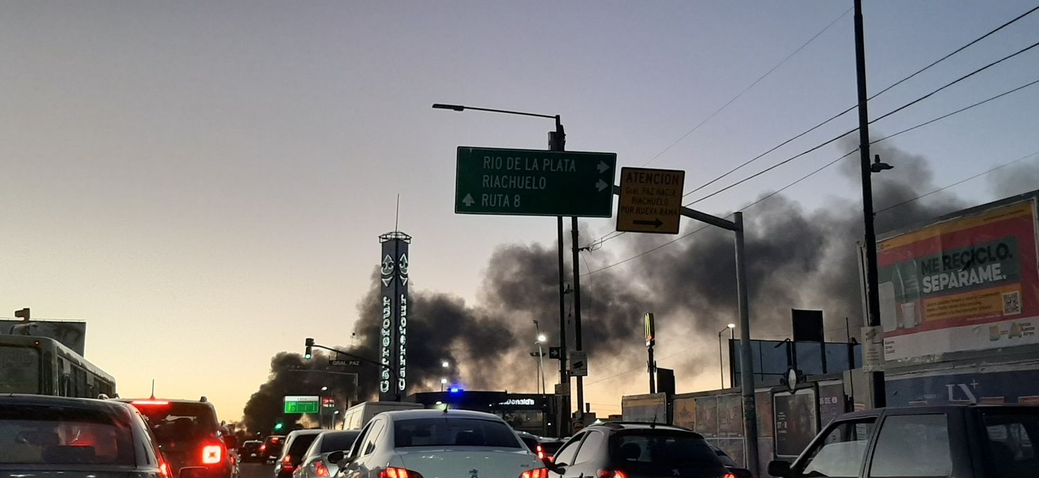Incendio en una fábrica de plásticos en San Martín: Trabajan más de 10 dotaciones de bomberos