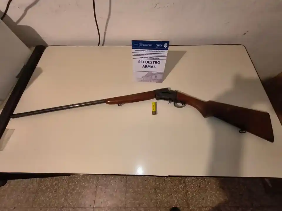 Una escopeta fue incautada por la Policía.