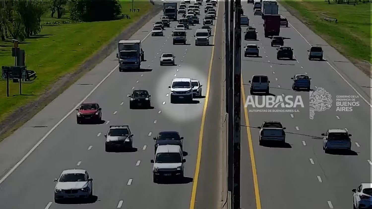 Dos conductores se pelearon en plena Autopista Buenos Aires-La Plata, casi chocan y les quitarán las licencias