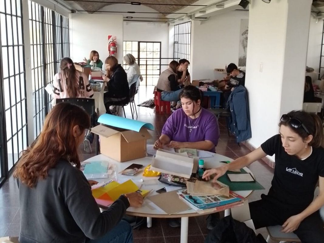 Dictan talleres de arte gratuitos para todas las edades en La Delfina