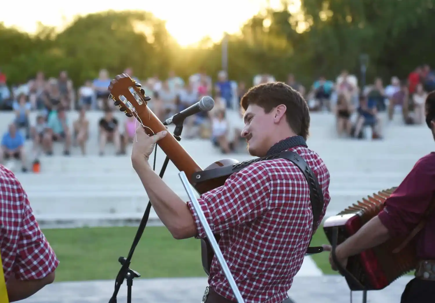 Excelentes músicos para disfrutar de un domingo en el Lago