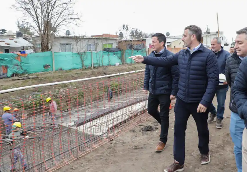 Pilar: Achával y Nardini recorrieron la obra del entubamiento del canal Agustoni