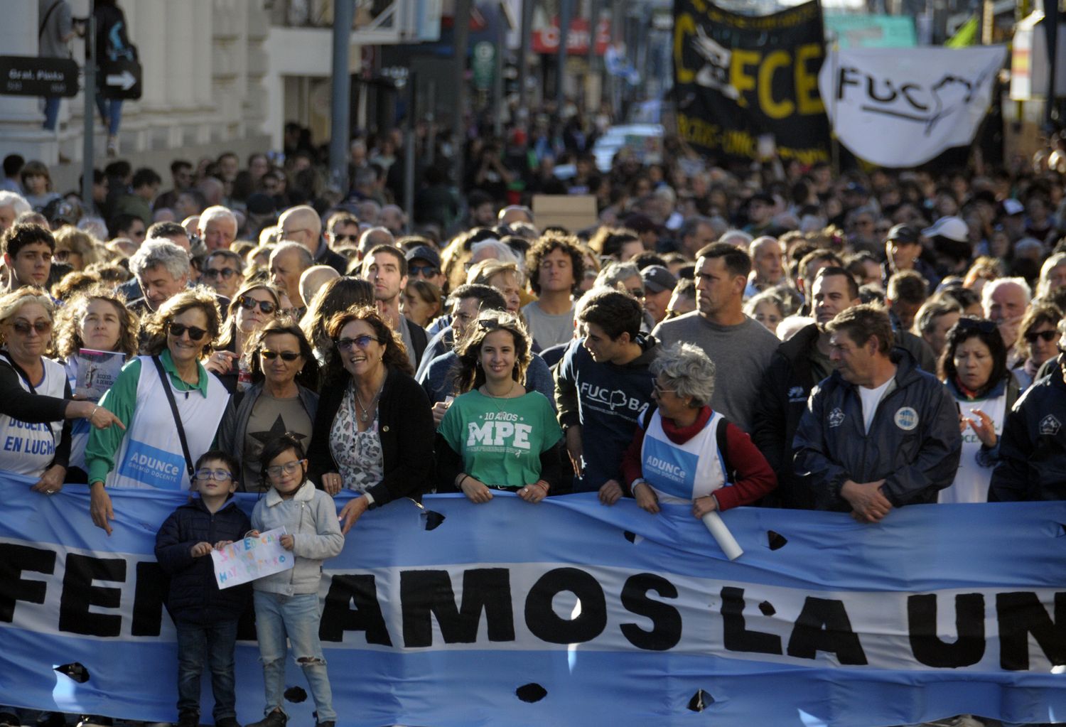 Miles de tandilenses de todas las edades marcharon por la educación pública.