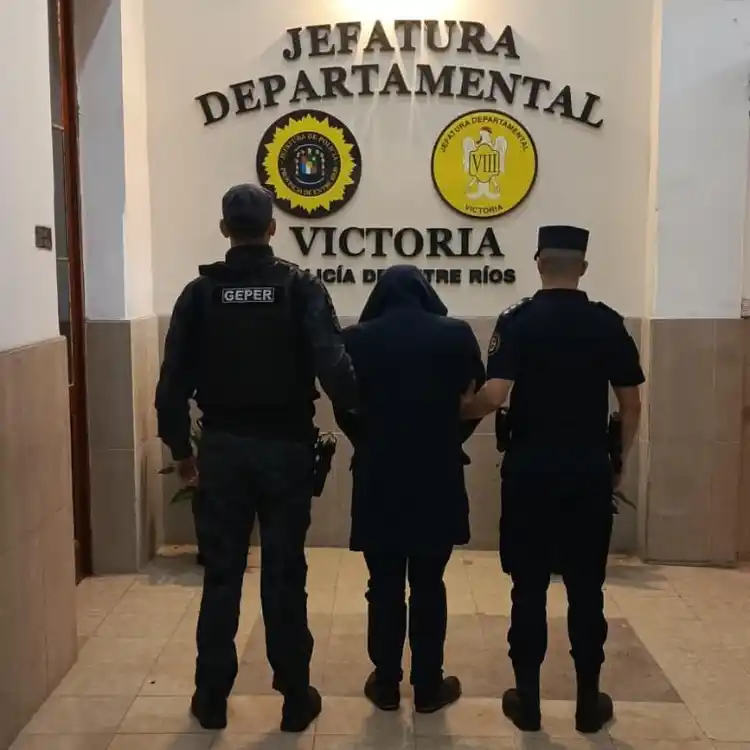 Victoria: trasladaron a un hombre detenido en Santa Fe por una causa de amenazas y estafas reiteradas