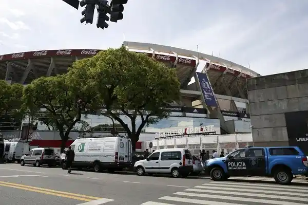 Allanan el Monumental por la causa de la reventa de entradas de la final