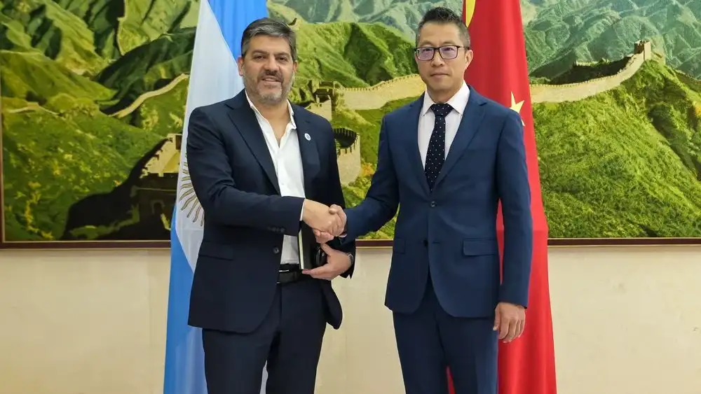 Carlos Bianco con el ministro consejero de la Embajada de la República Popular China en Argentina, Wang Xiaoxu.