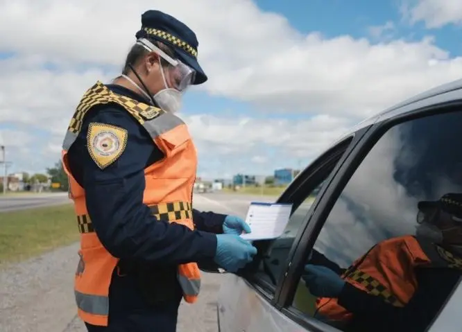 Circulaba sin el permiso único, sin los documentos del auto y con su hija en el baúl
