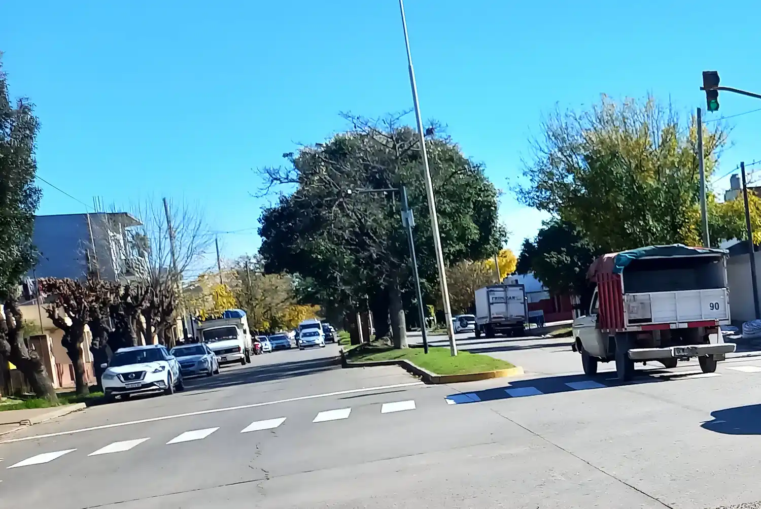 En Naón y 3 de Febrero pintaron sendas peatonales y pusieron cámaras para fotomultas.