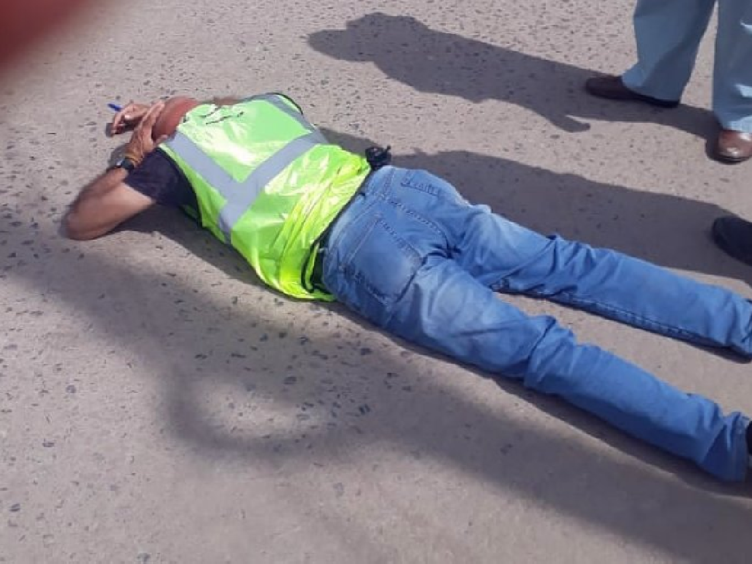 Enojado por la multa, un conductor golpeó a un inspector de tránsito en Suardi