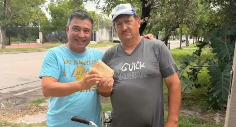Un empleado municipal de un pueblo cordobés encontró un sobre con dólares en la calle y lo devolvió a su dueño