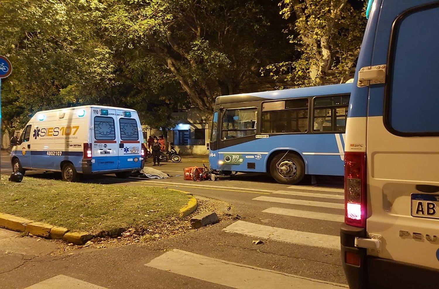 Siniestro fatal: un joven cadete haitiano fue atropellado por un colectivo y murió en el acto