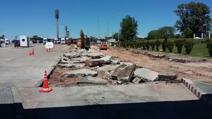 Realizan tareas de mantenimiento vial en el Puente Libertador San Martín