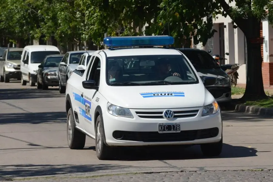 Una mujer, junto a su bebé, denunció acoso por parte de un hombre en auto