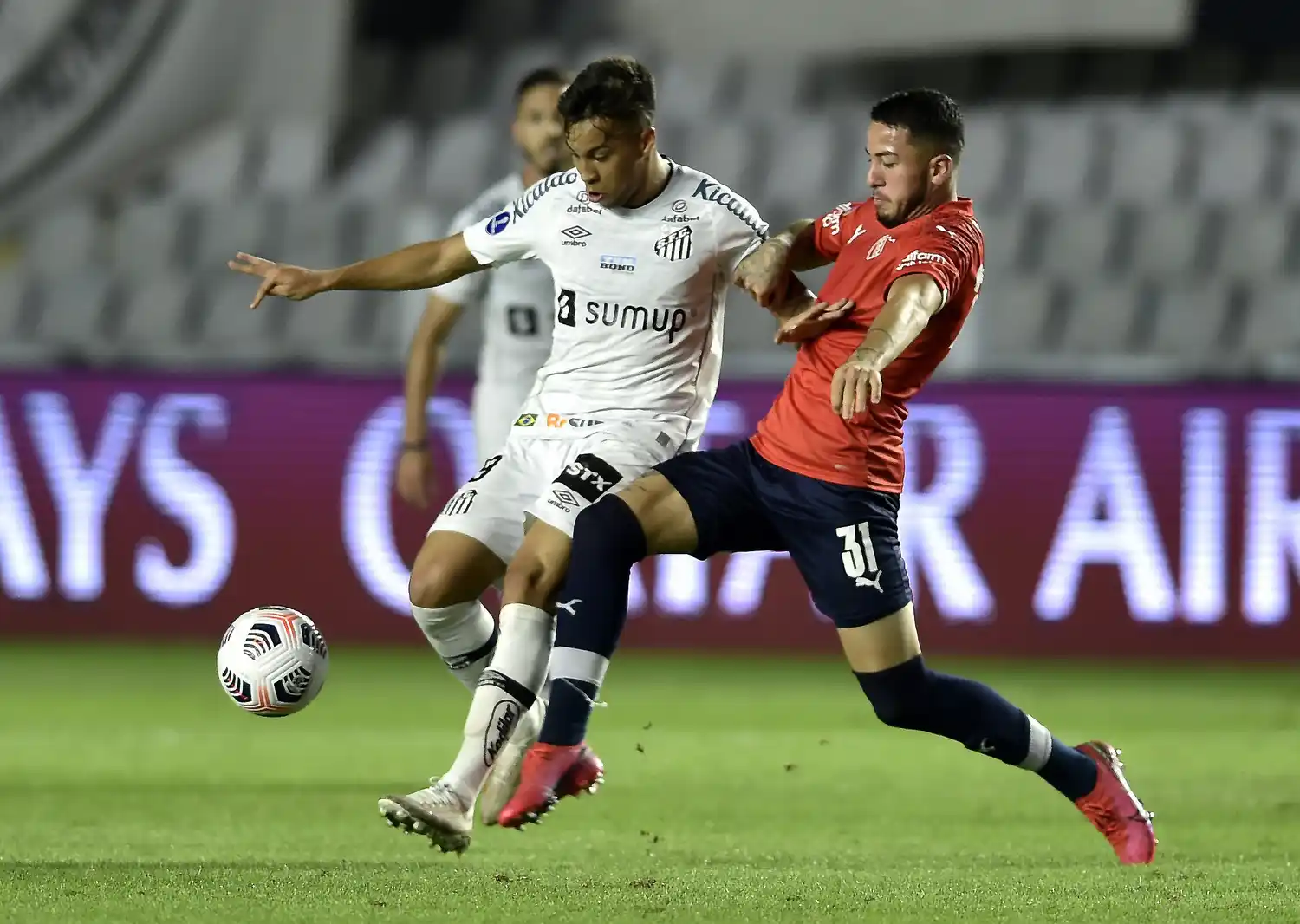 FOTO INDE

Palacios intenta eludir a Marinho.

FOTO SANTOS

Ostachuk, en la marca del autor del gol, Kaio Jorge.
