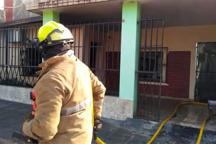 Vecinos y bomberos salvaron a una mujer que había quedado atrapada en un incendio