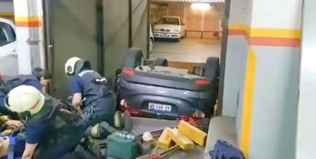 El conductor no podía salir por sus propios medios.