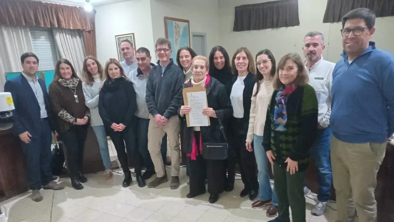 Marta, esposa del recordado doctor Horacio Pedro Martínez, y otros familiares formaron parte de la sesión en el Concejo Deliberante