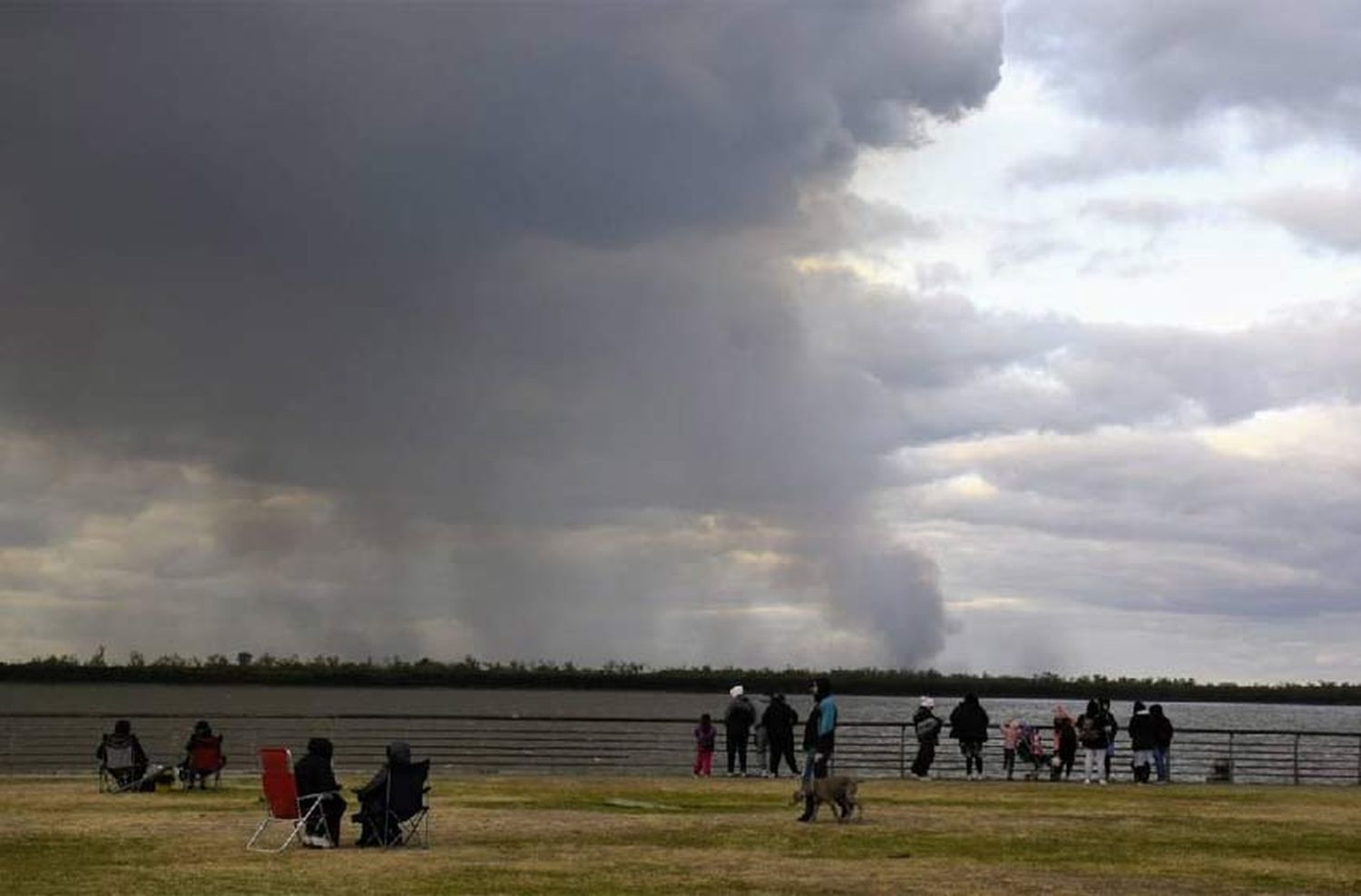 Hartos del humo en Rosario: convocan a una marcha al Monumento contra las quemas en las islas