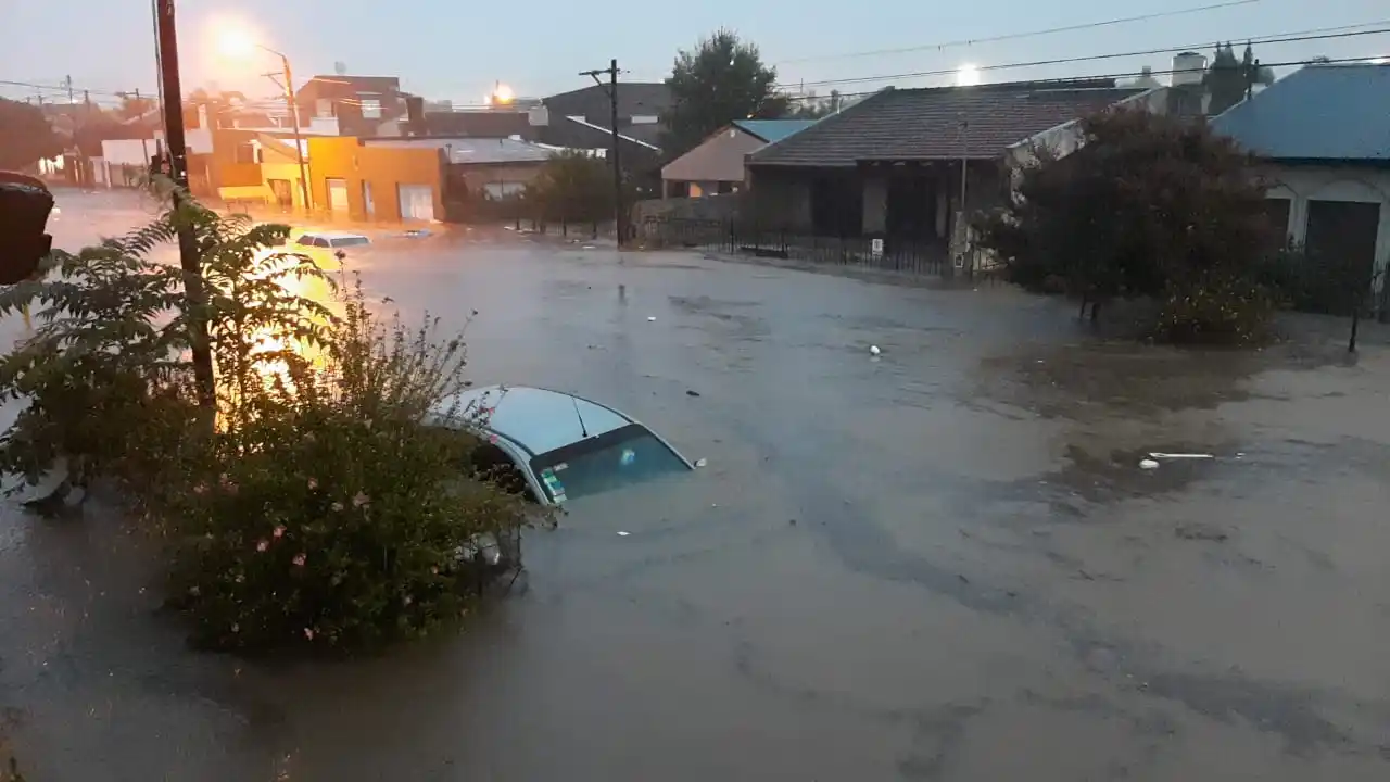 Brutal temporal en Bahía Blanca: calles inundadas, actividades suspendidas y decenas de familias evacuadas