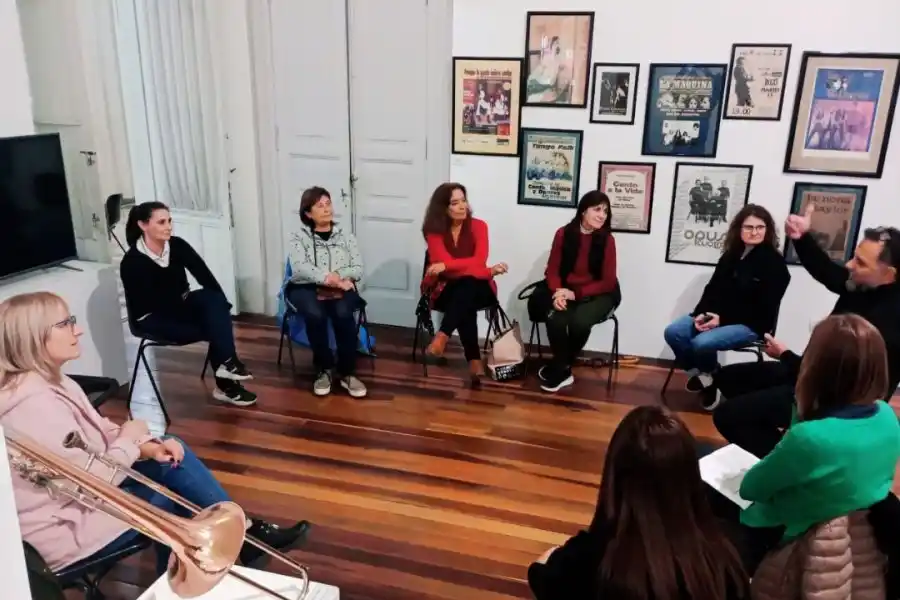 Estuvieron presentes en el evento la secretaria de Educación, Mariana Andereggen; el secretario de Desarrollo Urbano y Metropolitano, Diego Martino; la Arquitecta de Obras Públicas, Cecilia Seffino e integrantes de la Asociación Amigos del Museo Histórico de Rafaela. 