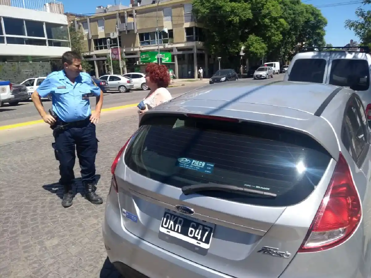 Una mujer fue víctima de un robo luego de dejar su auto 