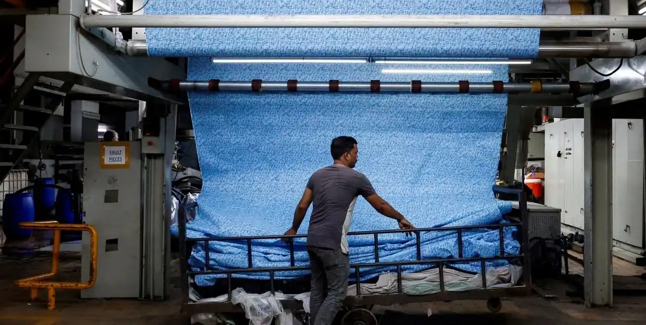 Los trabajadores formales reciben menos por asignaciones que los informales y eso genera una distorsión. Crédito: Archivo / REUTERS.