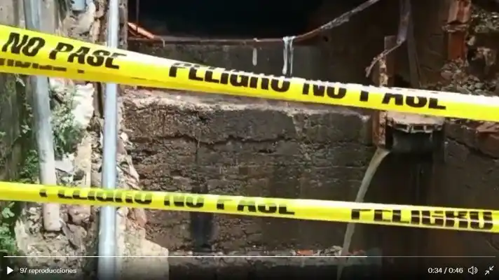 COLAPSÓ PUENTE EN LAS MINAS DE BARUTA: 30 viviendas a punto de desplomarse por las fuertes lluvias en Caracas