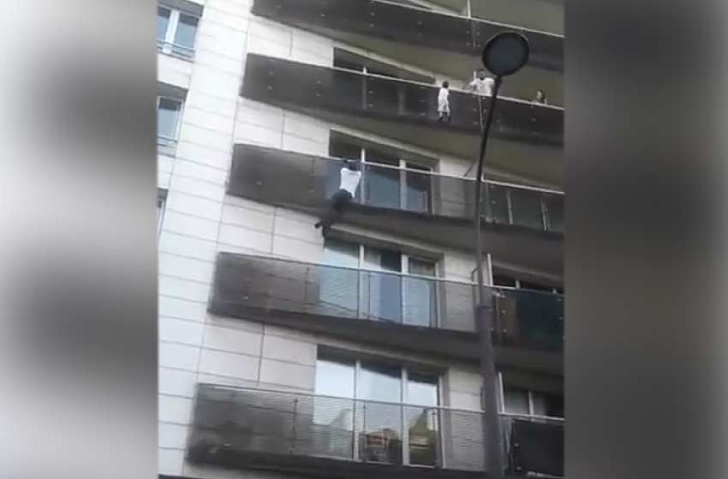 Video: el impresionante gesto heroíco de un hombre para salvar a un niño de caer al vacío