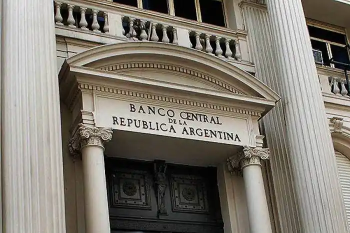 El dólar blue arrancó  el mes en baja y el  Banco Central recuperó u$s 60 millones