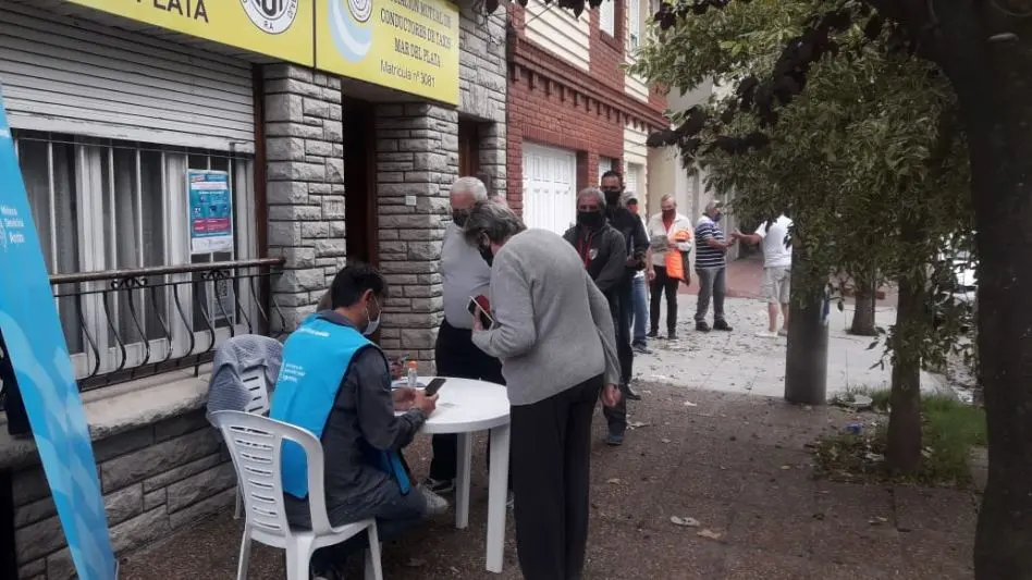 Se anotaron cerca de 300 taxistas y remiseros para vacunarse