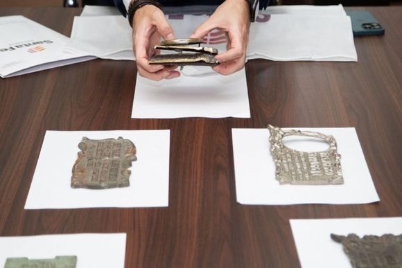 Familiares de fallecidos recuperaron placas de bronce que habían sido robadas en cementerios