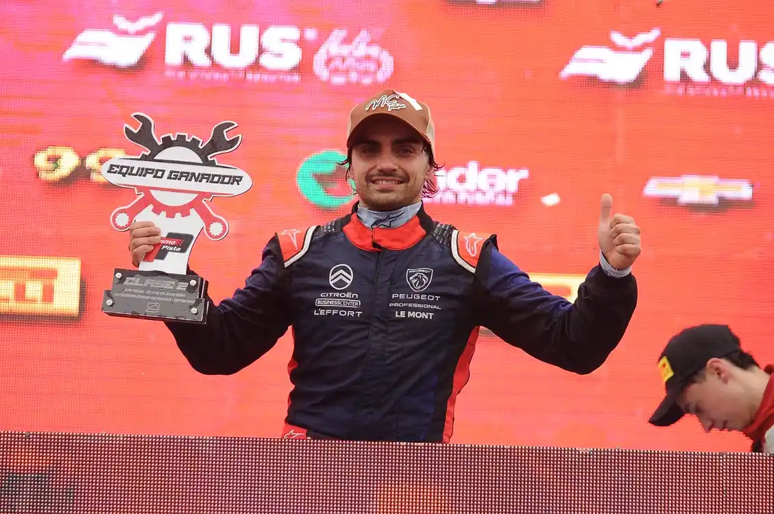 El festejo de Melo, en el podio entrerriano. (Fotos prensa Turismo Pista).