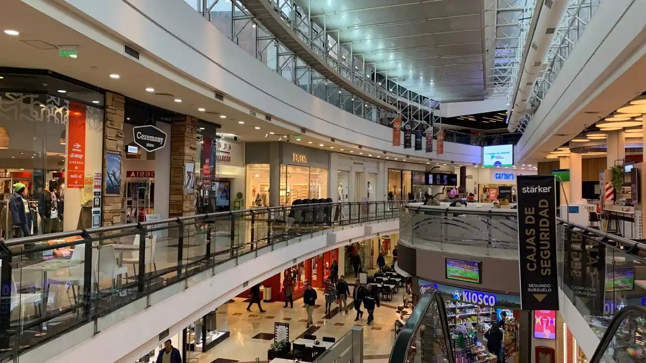 A pocos días de la celebración, familias recorren la ciudad para encontrar promociones para sorprender el próximo domingo.