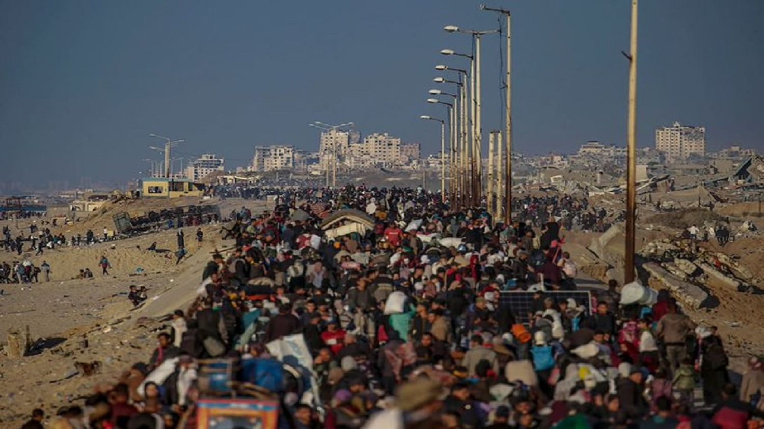 Miles de desplazados palestinos comenzaron a regresar al norte de Gaza (+Video)