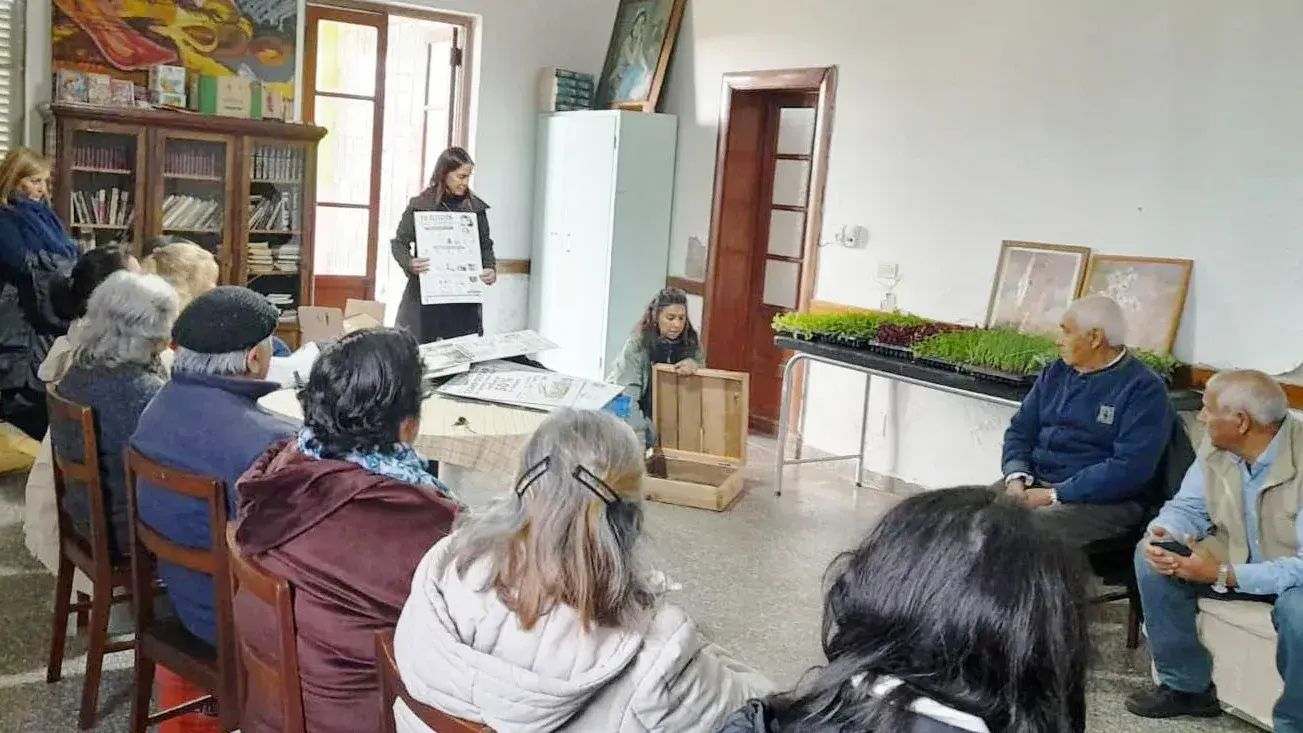 Adultos mayores participaron de una jornada de compostaje