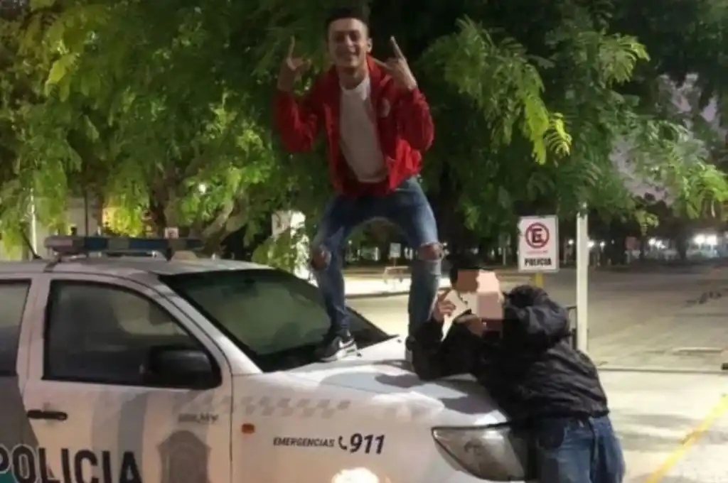 Salió del boliche, se subió al capot de un patrullero y se sacó una foto: te mostramos cómo terminó