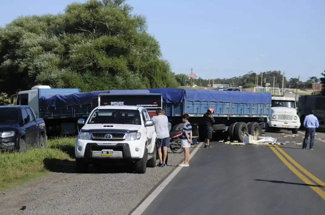 Dos camiones y una camioneta chocaron en el kilómetro 162 de la Ruta 226