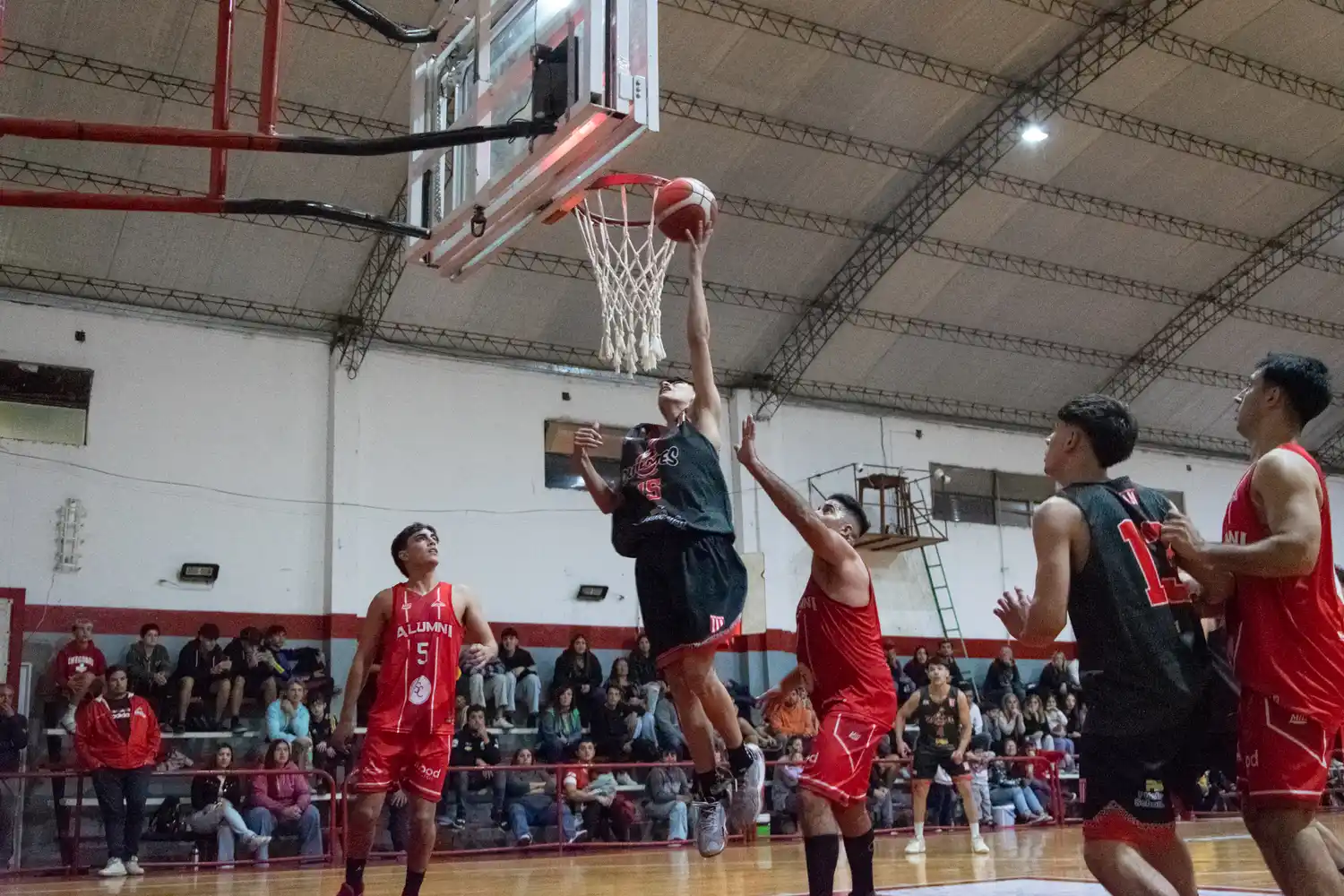 Quilmes fue contundente y le quebró el invicto a Alumni