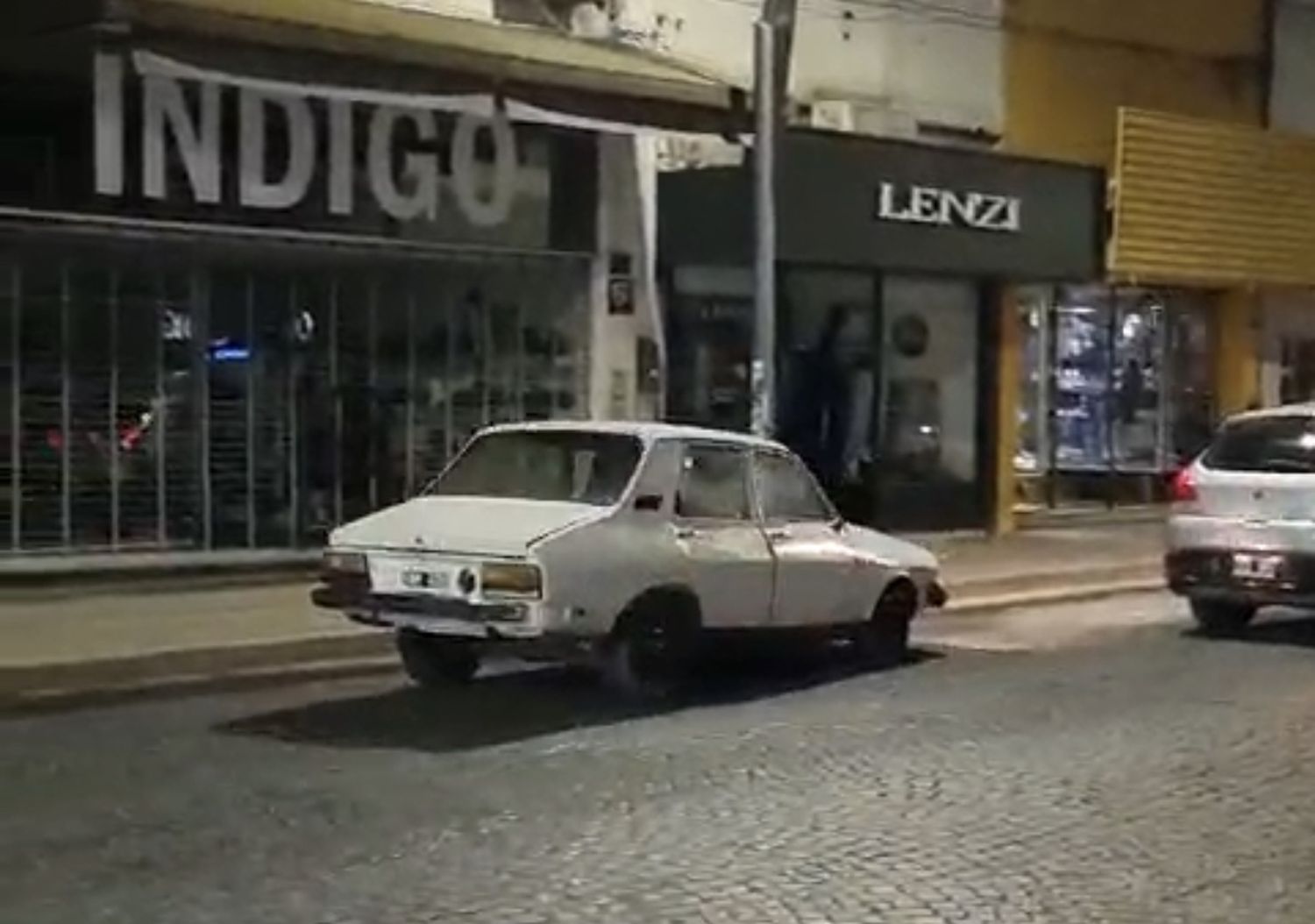 UN R12 escapó en reversa de un control de tránsito en pleno centro.