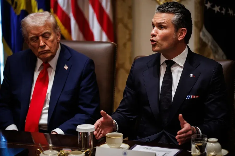 El presidente de Estados Unidos, Donald Trump, escucha al secretario de Guerra, Pete Hegseth , durante una reunión en la Casa Blanca. EFE