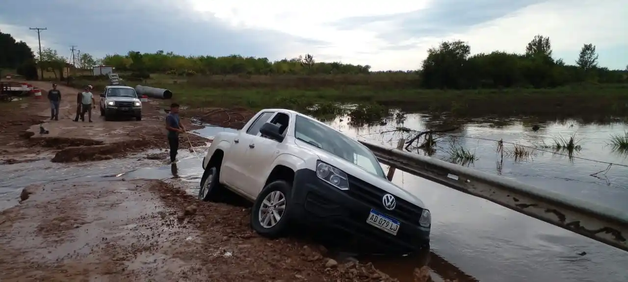 Lucio Mansilla sigue cortada: Dos vehículos pretendieron pasar igual y cayeron al agua