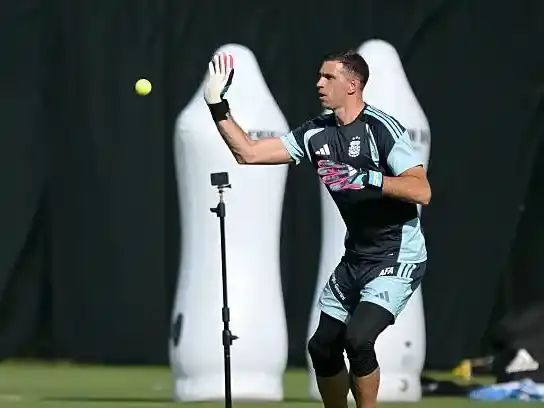 “Dibu” Martínez pudo entrenarse con guantes